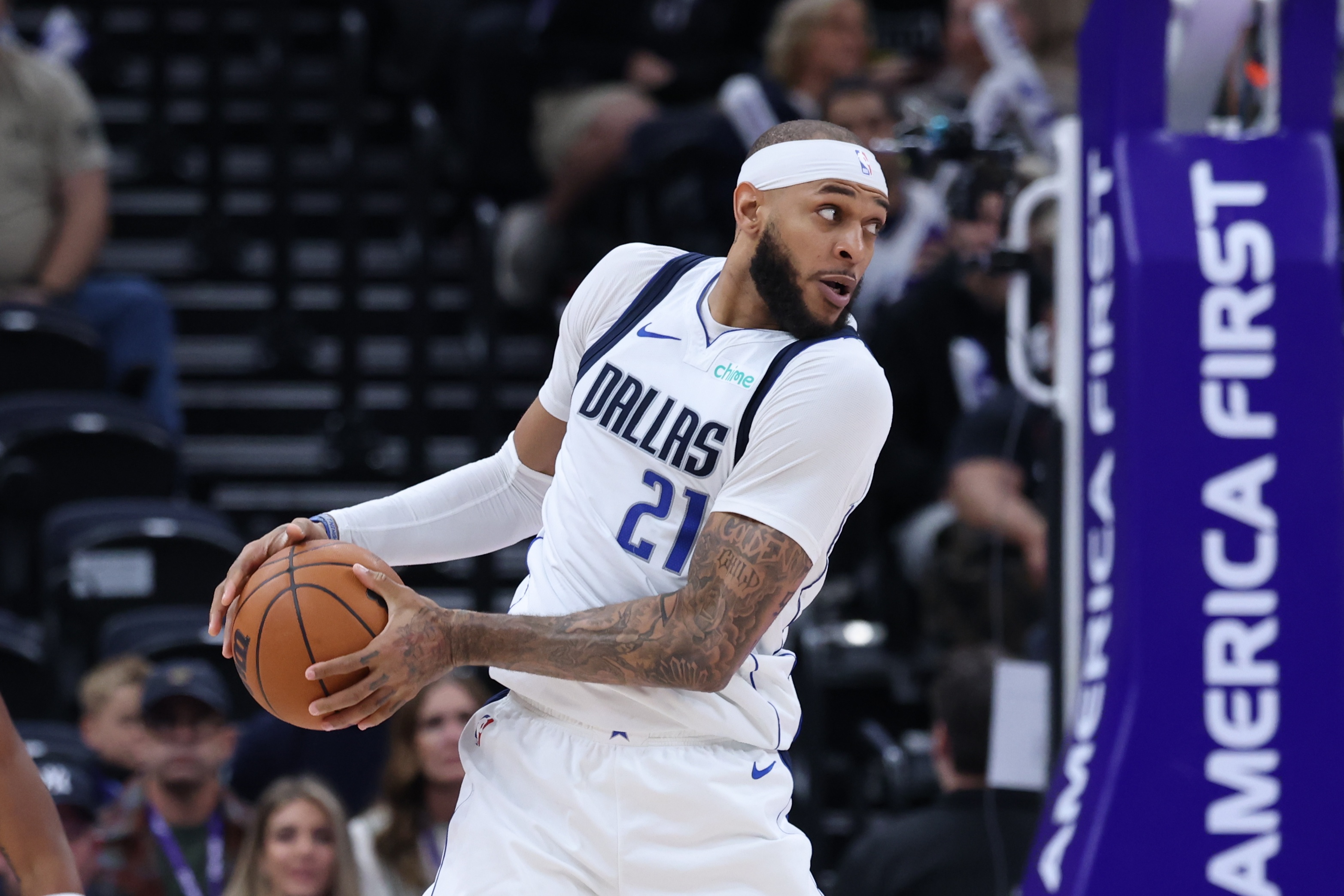 星空xk-美记：独行侠中锋加福德已成为勇士值得关注的交易目标